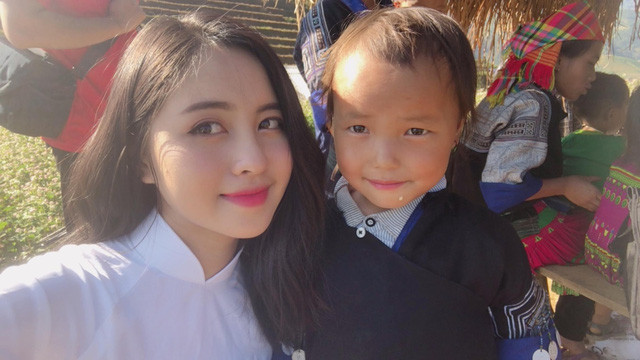 Cô gái mặc áo dài xinh ngất ngây đứng bên đồi hoa tam giác mạch - Bạn đã lùng ra danh tính?