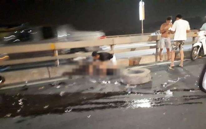 Tài xế tử vong trên cầu Nhật Tân sau khi lên facebook nhờ cộng đồng mạng giúp đỡ gọi cứu hộ vì xe bán tải bị nổ lốp Ảnh 2