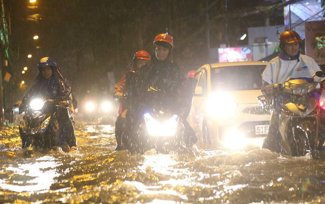 Đường phố Sài Gòn chìm trong biển nước sau mưa lớn kéo dài hơn 3 tiếng đồng hồ Ảnh 2