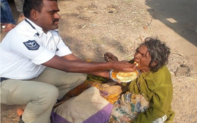 Chùm ảnh ấm áp tình người lay động hàng triệu trái tim Ảnh 2