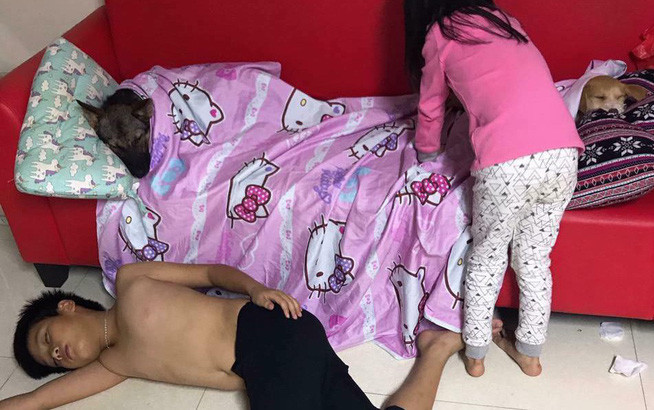 Anh trai phút chốc nhận ra mình chỉ là ‘anh rơi’ vì hành động ngược đời của cô em gái Ảnh 2