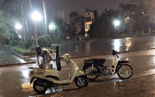 Xe hết xăng giữa đường, em trai bất chấp mưa gió bão bùng nhiều lần đến 'ứng cứu' và câu chuyện phía sau khiến nhiều người xót xa Ảnh 2