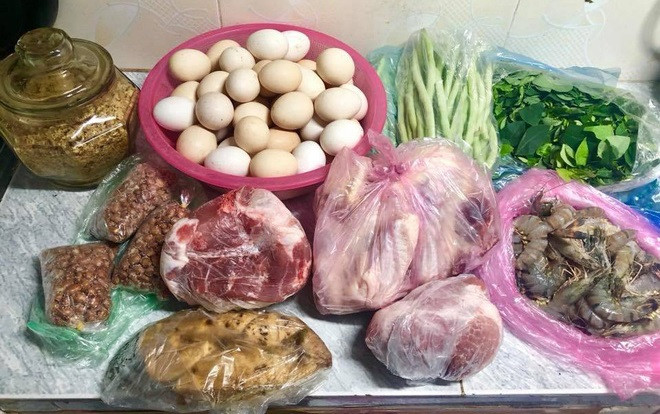 Con gái lấy chồng vẫn được bố mẹ ở quê gửi thức ăn định kỳ suốt 7 năm, nhiều đến mức thùng xốp chất đống Ảnh 2