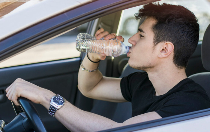 Thói quen để chai nước lọc trong ô tô tưởng như vô hại nhưng có thể gây chết người Ảnh 2