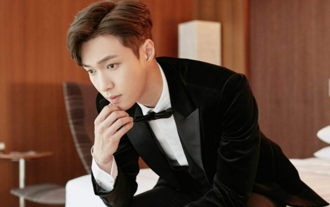 Cày cuốc biệt tích ở Trung, đột nhiên Lay (EXO) xuất hiện như hoàng tử bạch mã trên thảm đỏ Hàn Quốc Ảnh 2