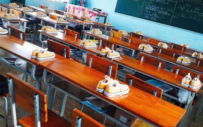 Giày đồng phục thôi chưa đủ vì trend bây giờ phải hàng hiệu, có màu 'tone sur tone' với bàn ghế thế này cơ Ảnh 2