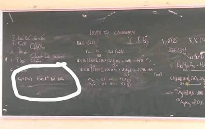 Cứ tưởng chỉ có giáo viên mới để lại lời phê 'bá đạo' nào ngờ học sinh lên bảng cũng có màn 'đối đáp' cao tay thế này đây Ảnh 2