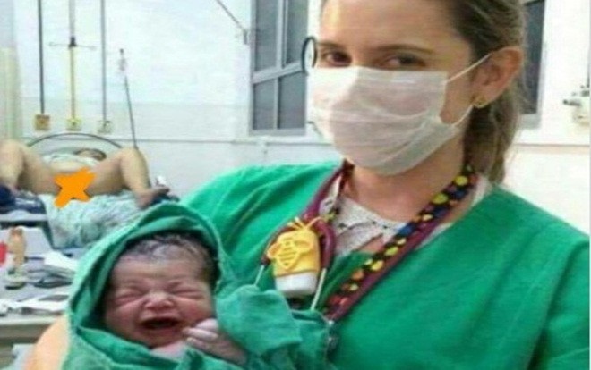 Phông nền 'khó đỡ' trong bức ảnh nữ y tá bế bé sơ sinh khiến dân mạng cười ngất Ảnh 2