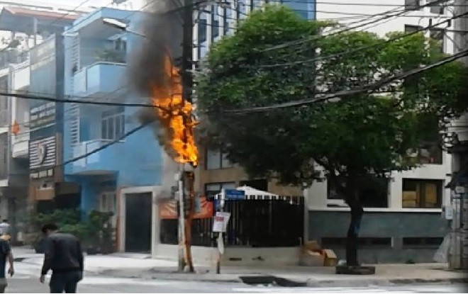 Hốt hoảng vì trụ điện nổ như pháo hoa rồi cháy dữ dội giữa Sài Gòn Ảnh 2