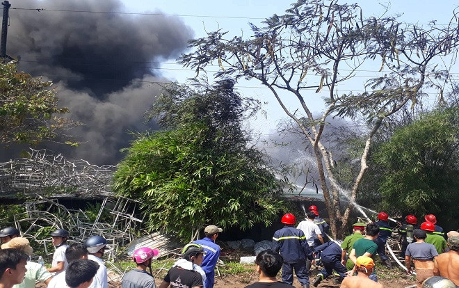 Cháy lớn tại phân xưởng rộng 4.000m2 ở Huế, cả khu dân cư náo loạn Ảnh 2
