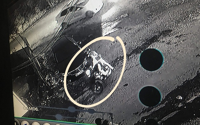 Xuất hiện thêm clip quý bà ăn mặc sang chảnh đi xe máy lén bám theo cào xước ô tô Camry Ảnh 2