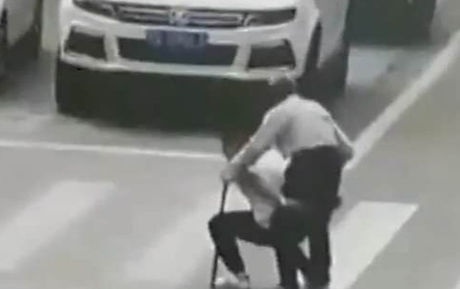 Tài xế dừng xe để cõng cụ già qua đường Ảnh 2