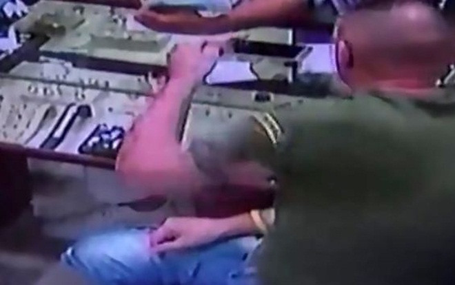 Trộm kim cương túng quẫn nuốt luôn vào bụng Ảnh 2