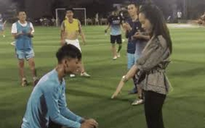 Bạn gái cứ giận là trả lại nhẫn cưới, chàng trai quyết định quỳ gối cầu hôn trên sân bóng khiến dân tình phát sốt Ảnh 2