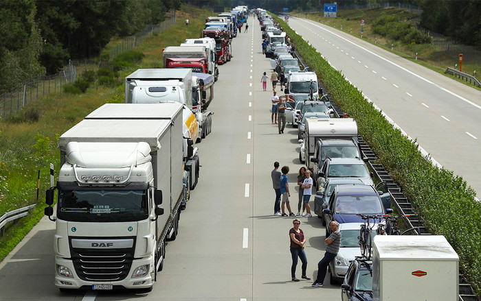 Xem cách nhường đường cho xe cứu thương cực thông minh của người Đức mà chúng ta nên học hỏi Ảnh 2