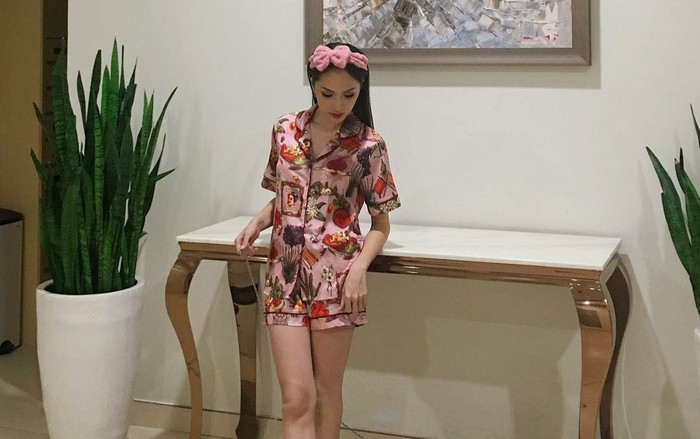 Chán 'chặt đẹp' lộng lẫy, Hương Giang dễ thương hết mức với đồ bộ họa tiết, đi dép thỏ Ảnh 2