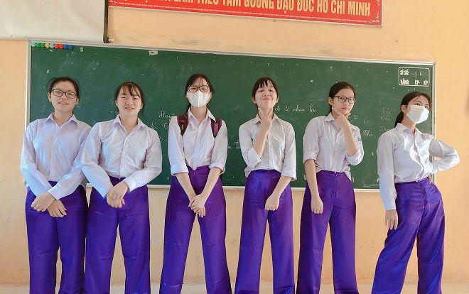 Đồng phục áo sơ mi trắng, quần bà ba tím cực chất của nữ sinh 'trường người ta' Ảnh 2