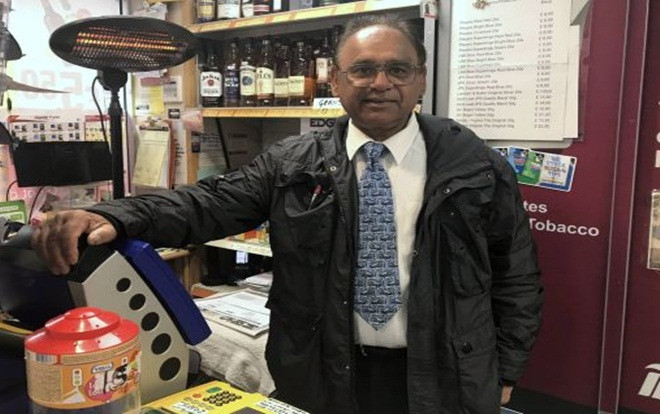 Video cụ ông 63 tuổi tay không, dũng cảm đánh đuổi tên cướp có vũ khí Ảnh 2