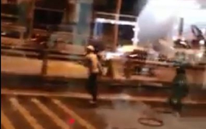 Người dân khiếp vía đóng chặt cửa khi 2 nhóm thanh niên cầm hung khí chém nhau loạn xạ trên cầu Nhị Thiên Đường Ảnh 2