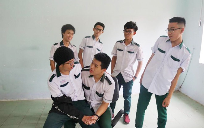 Trào lưu MV Parody tiếp tục gây sốt với Haru Haru phiên nam sinh lớp 12 Ảnh 2