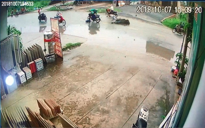 Lao vun vút trên đường, 2 thanh niên gây tai nạn kinh hoàng khiến 4 người nhập viện Ảnh 2