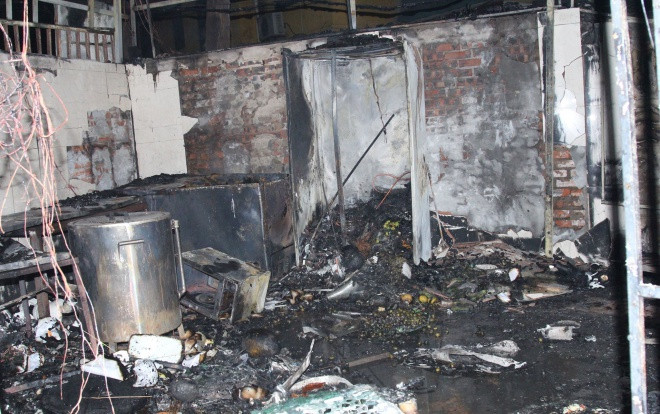 Cháy dữ dội tại cửa hàng bán đồ ăn trên phố Chùa Láng lúc rạng sáng, nhiều đồ đạc bị thiêu rụi Ảnh 2