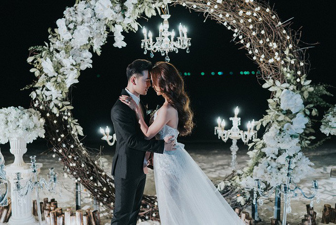 Cuối cùng đã có một 'cái kết' viên mãn trên biển cho tình yêu giữa Ưng Hoàng Phúc và vợ sau nhiều năm chung sống Ảnh 6