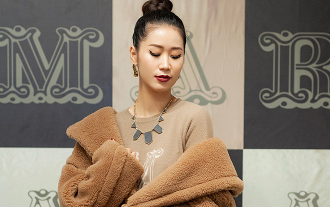 Dương Thuỳ Linh mặc áo choàng lông thú dày bịch giữa ngày nóng Ảnh 2