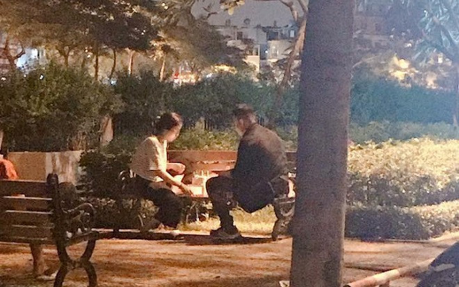 Hình ảnh đôi nam nữ tổ chức sinh nhật cho nhau ở ghế đá bờ kè khiến bao người ngưỡng mộ Ảnh 2