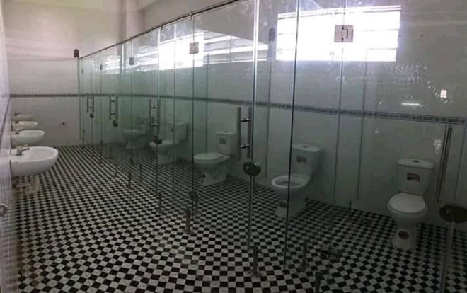 Khoe nhà vệ sinh công cộng của trường sang cảnh như ở khách sạn nhưng dân mạng lại soi ra một chi tiết khiến ai cũng bụm miệng cười Ảnh 2