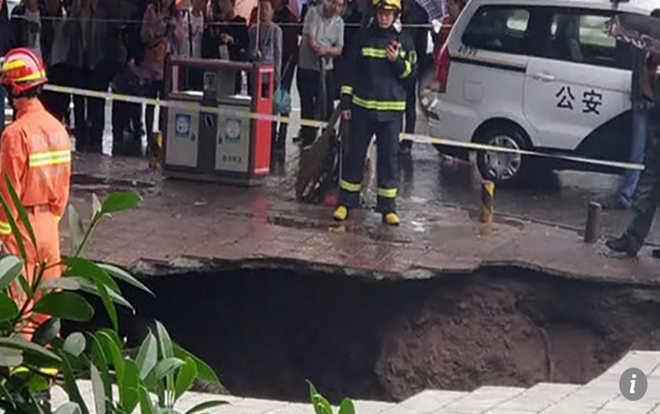 Vỉa hè bất ngờ sụt lún thành hố tử thần 'nuốt chửng' 4 người đi đường Ảnh 2