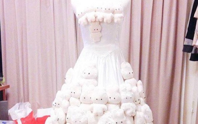 Thấy váy cưới đặt mua 'tầm thường', chú rể dành cả tháng thiết kế rồi gắn gấu bông lên Ảnh 2