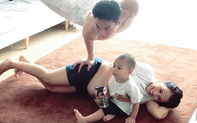 Xem Quốc Nghiệp biểu diễn tư thế mạo hiểm trên người vợ, dân tình khen Ngọc Mai quá đỉnh vì lý do này! Ảnh 2