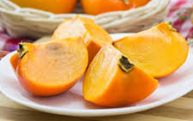 Nữ sinh 14 tuổi bị tắc ruột do ăn nhiều quả hồng ngâm Ảnh 2