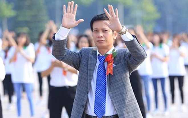 Clip Hiệu trưởng nhảy flashmob cùng sinh viên trong ngày khai giảng khiến nhiều người ngạc nhiên Ảnh 2