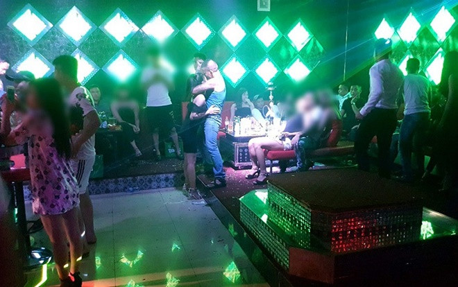 Hà Nội: Massage kích dục, bar 'tay vịn' công khai hoạt động giữa Trung tâm văn hóa quận Ảnh 2