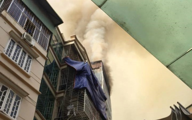 Ngôi nhà 6 tầng trên phố Núi Trúc bốc cháy dữ dội trong lúc chủ đi vắng Ảnh 2