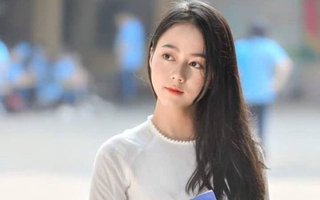 Phát hiện 'thiên thần' áo dài trắng đẹp tựa bản sao Địch Lệ Nhiệt Ba: 15 tuổi đã xinh rực rỡ thế này cơ! Ảnh 2