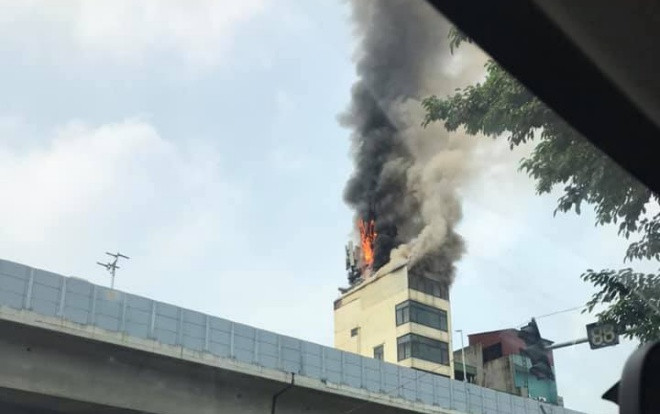 Đốt vàng mã ngày đầu tháng, quán karaoke 7 tầng ở Hà Nội bốc cháy dữ dội Ảnh 2