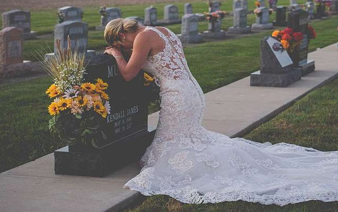 Xúc động cô dâu chụp ảnh cưới một mình bên mộ chú rể Ảnh 2
