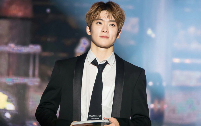 Khỏi cầu kỳ diêm dúa, 10 idol Hàn này chứng minh đàn ông cứ suit và tie là quyến rũ cấp độ max Ảnh 2