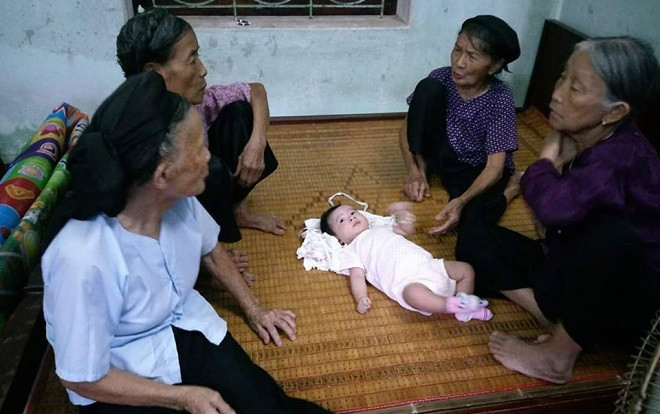 Quây bàn tròn thảo luận đặt tên cho cháu mới sinh, 4 cụ già chiếm spotlight mạng xã hội Ảnh 2