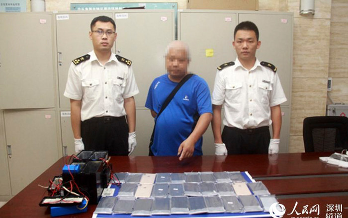 Mánh khoé mới buôn lậu iPhone Xs Max bằng cách giấu vào bình ắc-quy của xe đạp điện Ảnh 2