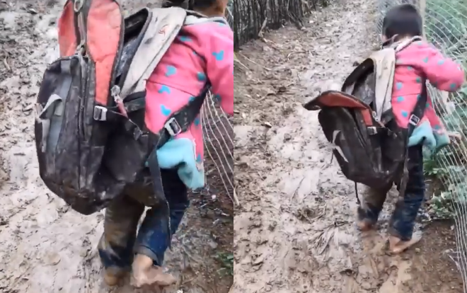 Xúc động hình ảnh bé trai đeo balo rách tươm, đầu trần chân đất lội bùn lầy trơn trượt để đến trường Ảnh 2