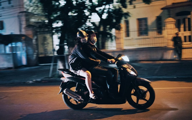 Hà Nội ngày trở gió, chỉ cần bên nhau với những vòng tay siết chặt để thấy càng thêm yêu cuộc sống nhiều hơn Ảnh 2