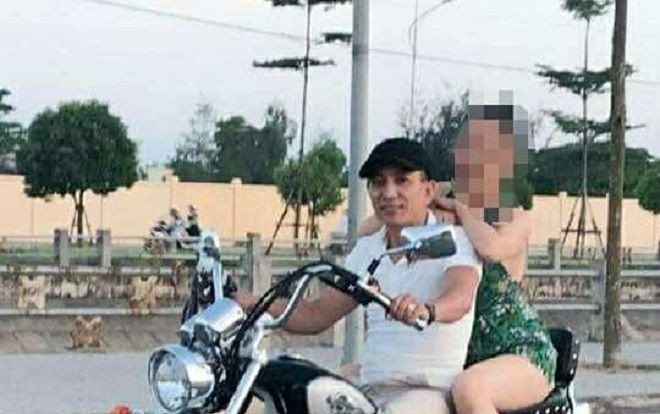 Vụ nữ sinh lớp 9 nghi bị cưỡng hiếp tập thể: Sự thật bức ảnh cô gái ăn mặc gợi cảm ngồi sau xe 'bố nuôi' bị đồn đoán là nạn nhân Ảnh 2