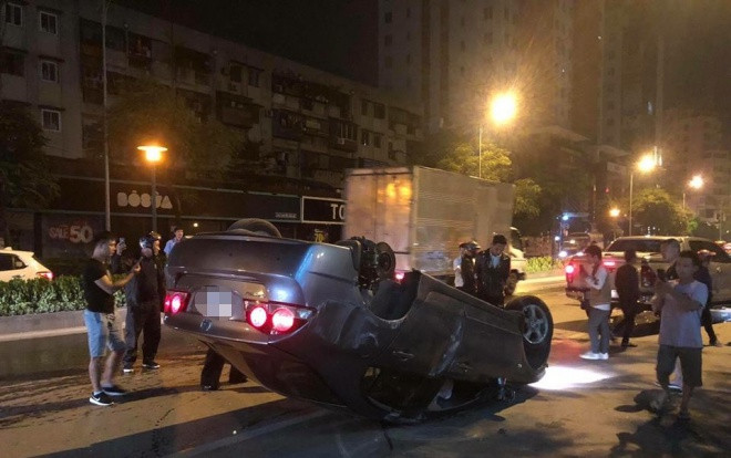 Ô tô đâm kinh hoàng đổ trụ nước, gãy cột đèn điện rồi ‘phơi bụng’ giữa đường, nam thanh niên may mắn thoát chết Ảnh 2