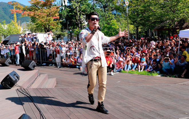 Mặc trời nắng gắt, hàng nghìn khán giả Hàn Quốc vẫn xếp hàng và không ngừng hát theo loạt hit của Ưng Hoàng Phúc Ảnh 2