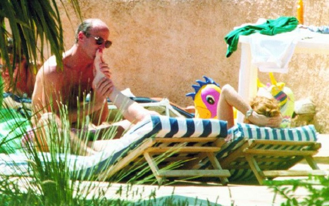 Để người tình mút chân, nữ Công tước Anh bị đuổi khỏi Hoàng gia Ảnh 2