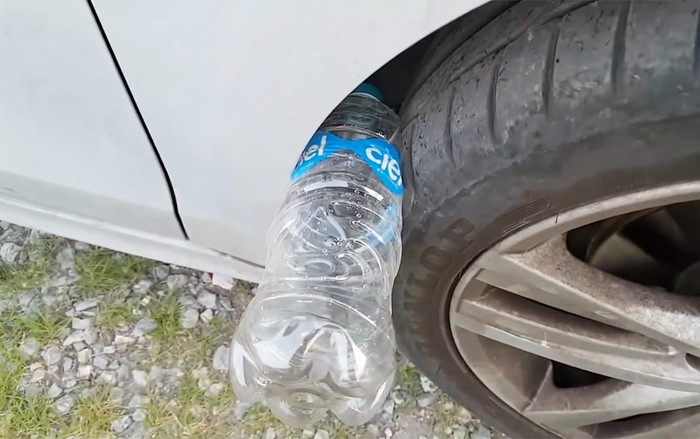 Nếu thấy lốp xe ô tô của bạn có nhét chai nhựa, đừng chạm vào và hãy báo cảnh sát ngay Ảnh 2